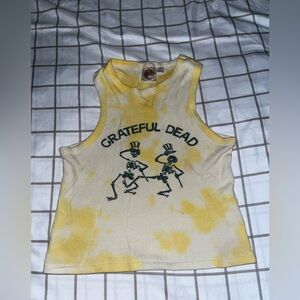 Super cute Grateful Dead yell tie-dye cropped tank.